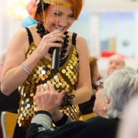Lydia Moreno spectacle cabaret Voix et costumes pour séniors dans maison de retraite EPADH club séniors dans le Gard