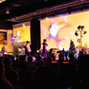 spectacle enfant avec video projection décors chanteuses en costumes
